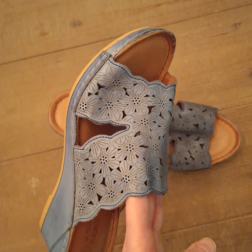 Volks Walkers Blue Leather Laser-Cut Floral Wedge Heeled Sandals (EU 39/US 9)